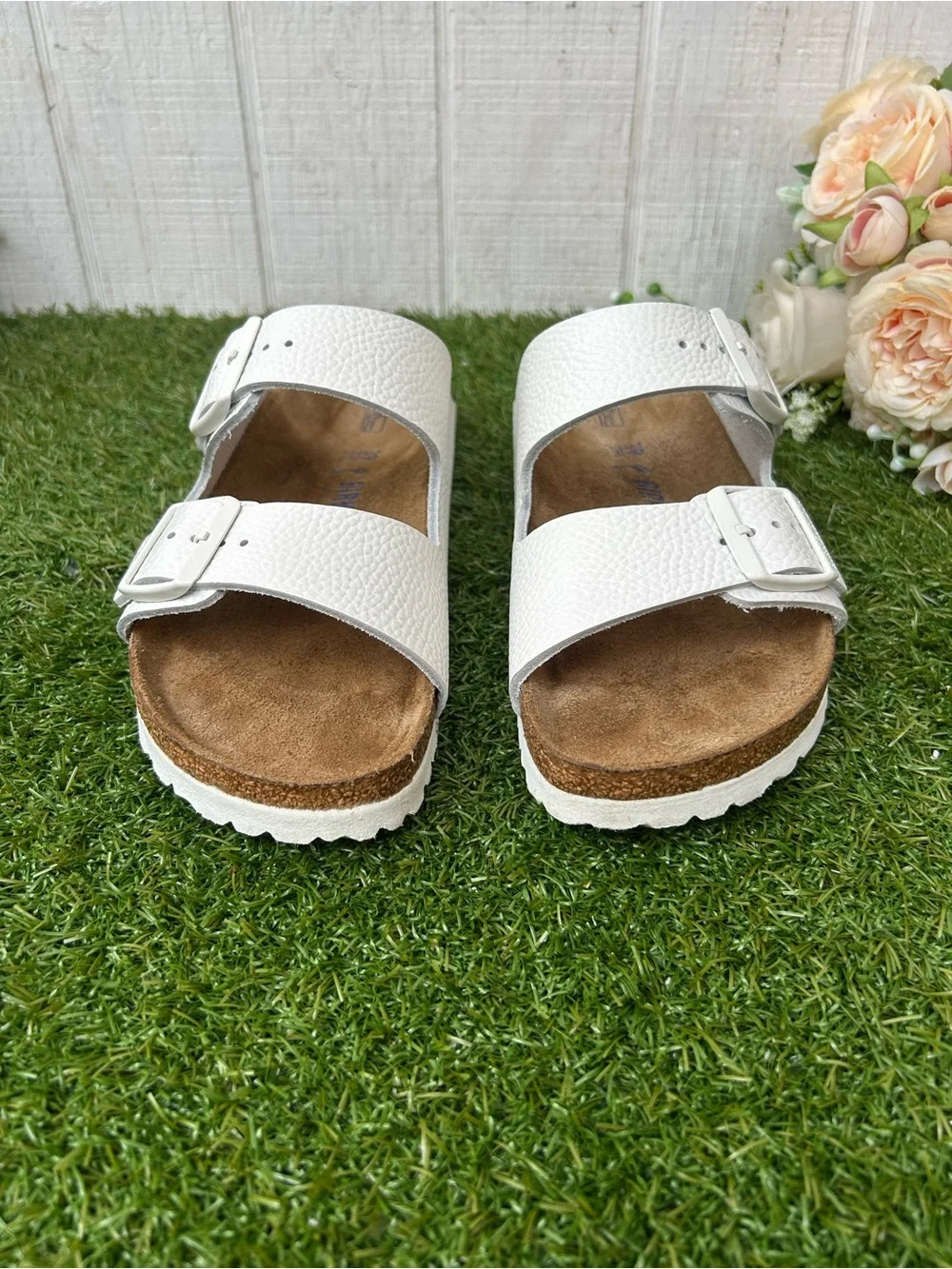 Birkenstock Arizona in White Leather Soft Footbed Size 39 US 8-8.5  gently used